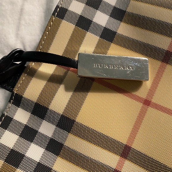 Small Authentic Burberry Tote in Classic Plaid With Black Patent Handles - Picture 2 of 6